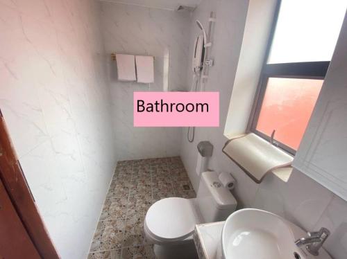 暹粒Khun Pich Apartments的浴室配有白色卫生间和盥洗盆。