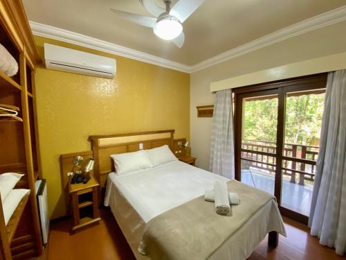 格拉玛多格拉玛朵酒店的一间卧室设有一张床和一个阳台的窗户。
