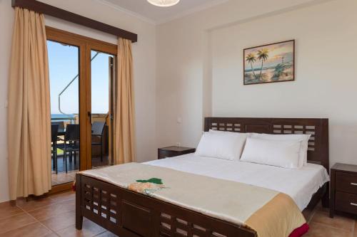阿凯松Venetico Beachfront Apartments & Suites - 2 Bedroom Sea View Suite的一间卧室设有一张床,享有海景
