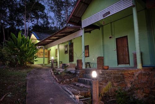 库德岛Hill Station Hostel at Chor Chaba的一边有灯的房子