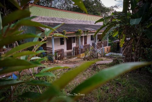 库德岛Hill Station Hostel at Chor Chaba的一座白色的小房子,设有绿色屋顶