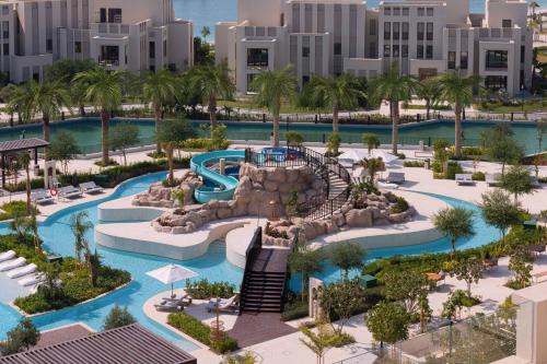 麦纳麦Jumeirah Gulf of Bahrain Resort and Spa的享有带水上公园的度假村的空中景致