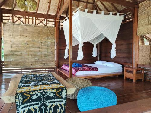 BaingWajonata Sumba的一间卧室配有一张床和蚊帐