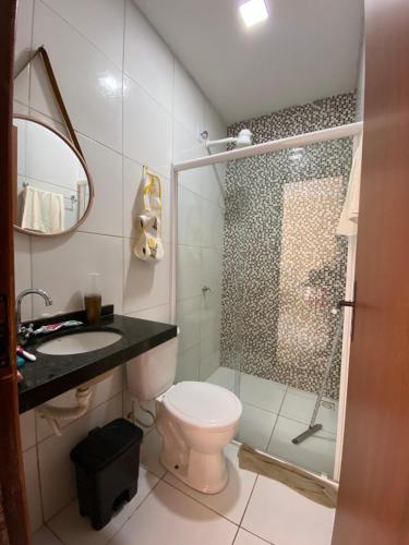 圣阿马鲁Pousada Vila das Lagoas的带淋浴、卫生间和盥洗盆的浴室