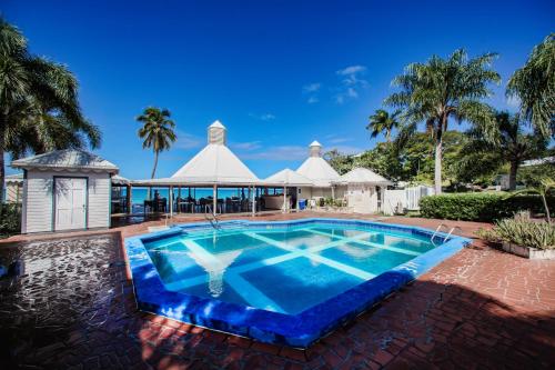 Five Islands VillageHawksbill Resort Antigua - All Inclusive的一个带凉亭的度假胜地的游泳池