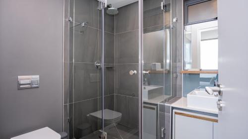 德班Umhlanga Arch Luxury的带淋浴、卫生间和盥洗盆的浴室