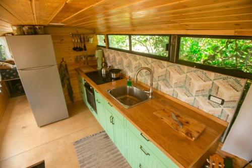 ‘En SaridBoutique bus的厨房配有水槽和冰箱