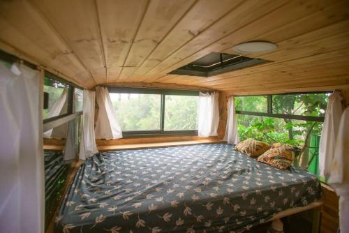 ‘En SaridBoutique bus的窗户的小房子里的一张床位
