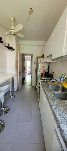 罗萨里奥Habitaciones en el centro de Rosario的厨房配有白色的台面和吊扇