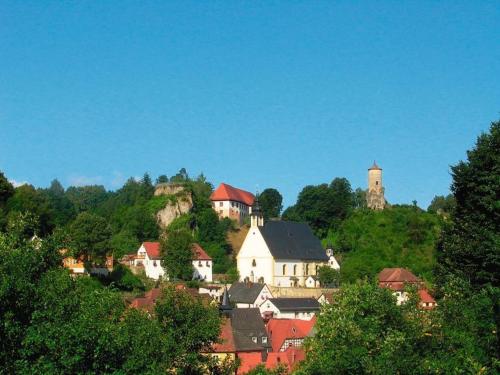 魏申费尔德Ferienwohnung Kellerer 2的一座拥有房屋和城堡的山丘小镇