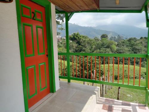 萨兰托Hostal Bamboo的阳台的红色门