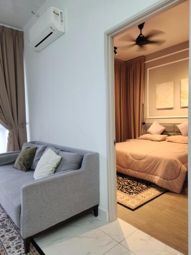 哥打巴鲁Nusa Luxurious Suite的一间卧室配有一张床、一张沙发和一面镜子