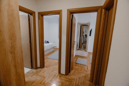 阿然德洛维克Apartman Marimark deluxe的走廊设有两扇门,通往卧室