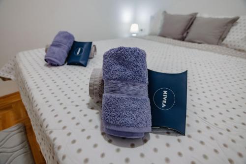 阿然德洛维克Apartman Marimark deluxe的床上有两条毛巾