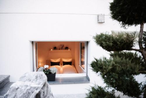 WeiteSunny Way Home Accommodation & Spa的透过窗户可欣赏到卧室的景色