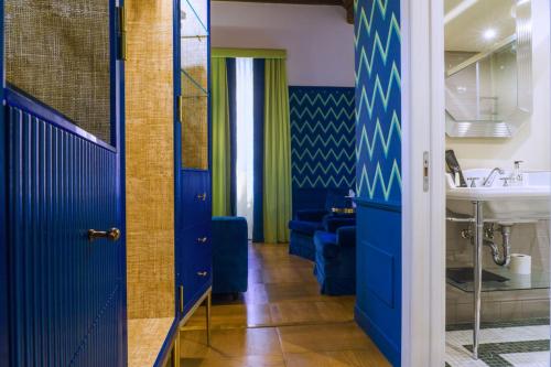 罗马Il Campo Marzio的浴室设有蓝色门和水槽