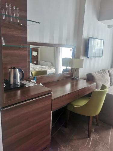 米兹多洛杰Apartament przy plaży的厨房配有木制书桌和黄色椅子