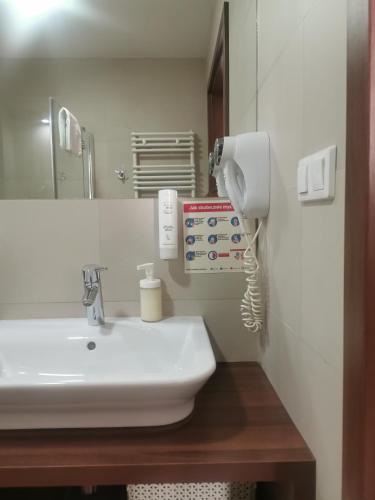 米兹多洛杰Apartament przy plaży的一间带水槽和电话的浴室