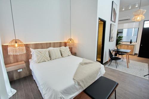 巴拿马城AmazINN Places Rooftop and Design Pool III的卧室配有一张白色的大床和一张桌子