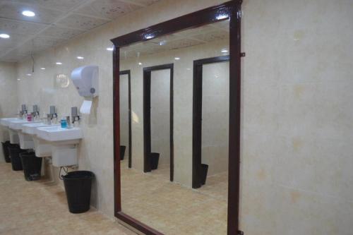 迪拜Desert Safari Dubai Tour Chemist的浴室设有镜子、水槽和镜子