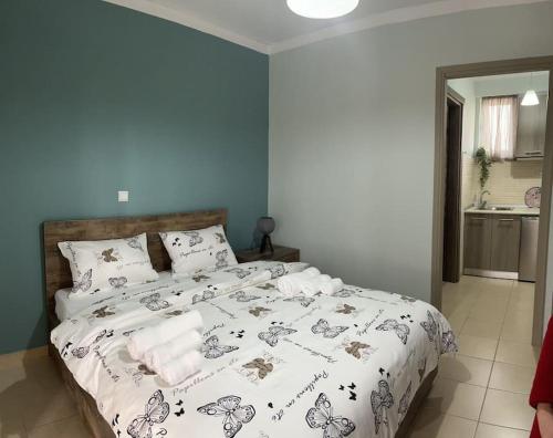 兹拉马Room with a view的卧室内的一张床铺,卧室内有蓝色的墙壁