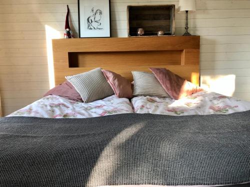 BroAnnehill i Bro的一间卧室配有一张大床和木制床头板