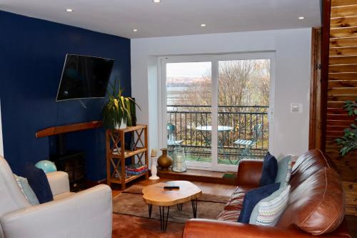 马伯斯Extended Fishermans cottage with stunning sea views的客厅配有沙发和桌子