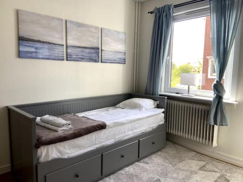 胡斯克瓦纳central apartment with free parking的卧室内的一张床位,卧室设有窗户和床架