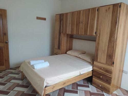 克鲁奇塔Departamento Crucita的一间卧室配有一张床和一个木制橱柜
