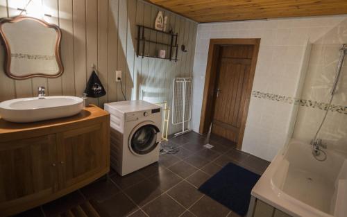 克松吕-隆日梅La Ferme des 3 lacs的一间带洗衣机和水槽的浴室