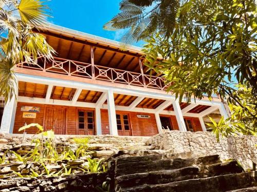 Playa AguadulceThe Palms - Caribbean Paradise的一座大型建筑,上面有一个门廊