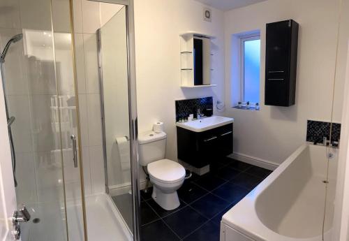 Barrow upon SoarHome in Barrow-Upon-Soar的浴室配有卫生间、淋浴和盥洗盆。