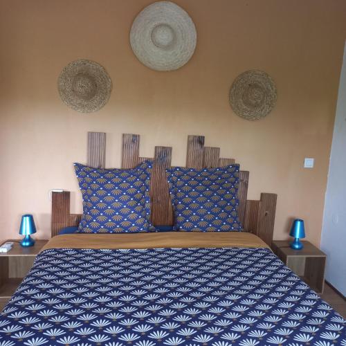 拜马欧Lauraym2的一间卧室配有一张带蓝色和白色棉被的床
