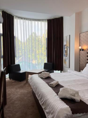 斯科普里Hotel Andalus的酒店客房设有两张床和大窗户。