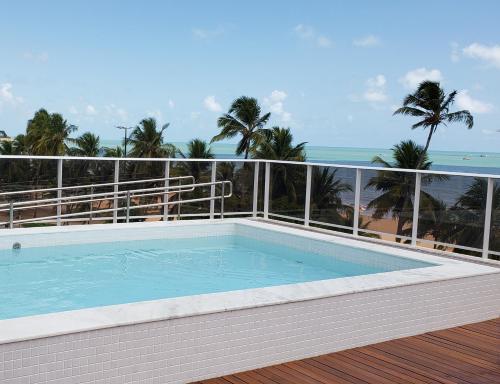 若昂佩索阿Flat beira mar do Cabo Branco的阳台的游泳池