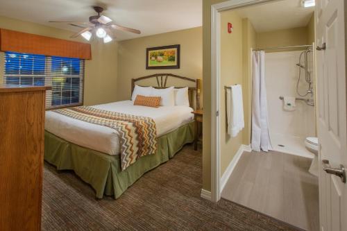 PapinHoliday Inn Club Vacations Timber Creek Resort at De Soto的一间卧室设有一张床和一间浴室。