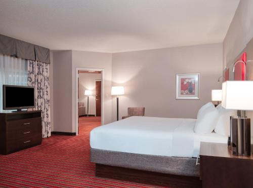 印第安纳波利斯印第安纳波利斯市中心联合车站皇冠假日酒店的一间酒店客房,配有一张大床和一台平面电视