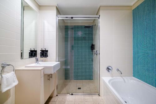 麦夸里港天文台曼特拉酒店的带浴缸、水槽和淋浴的浴室