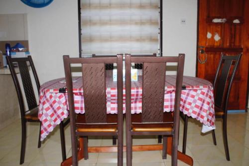 麻坡Homestay Mokde的一张桌子,上面有红白的桌布