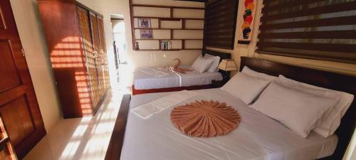 长滩岛Balay Sa Bukid 2 Bedroom的一间卧室配有两张床,床上有天鹅