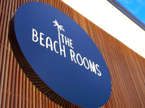 楠巴卡黑兹The Beach Rooms的建筑物上沙滩车的标志