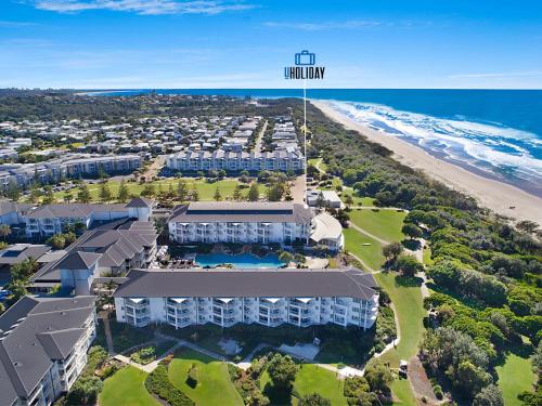 金斯克里福2BR Oceanview Penthouse @ Mantra Salt Resort by uHoliday的海滩上的旅馆空中景致