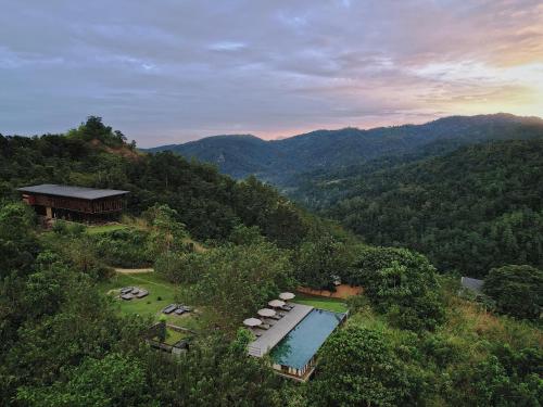 康提Santani Wellness Kandy的享有高山度假胜地的空中景致,设有游泳池