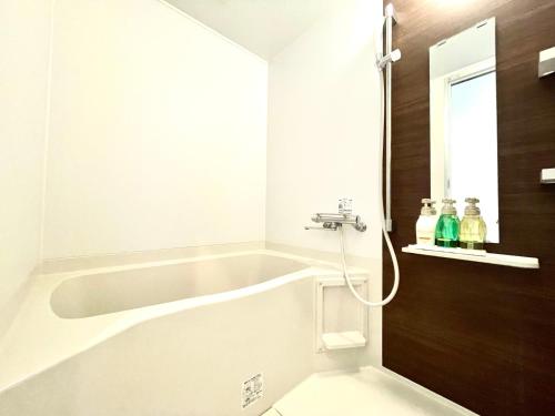 北谷町Luana Uakoko Resort 旧 EmiFull Resort的带浴缸和盥洗盆的浴室