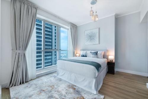 迪拜Maison Privee - High-Floor Trendy Apt with Marina, Palm & Ocean Vws的一间卧室设有一张大床和一个大窗户