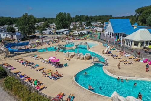 梅利蒙花园海营地的享有度假村游泳池的空中景致