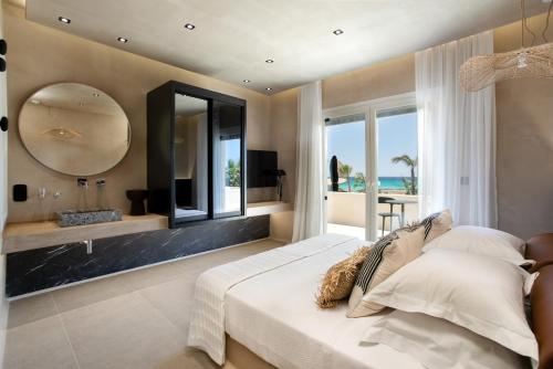 纳克索斯岛卡斯特拉基Eden Beachfront Residences & Suites的一间卧室配有一张大床和镜子