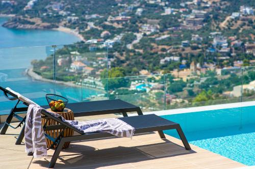 阿基欧斯尼古拉斯Majestic View Villas的美景阳台的桌椅