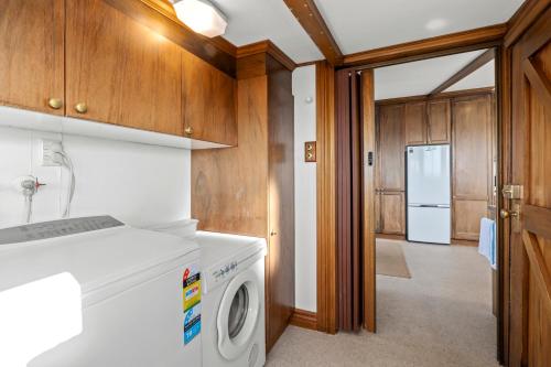 摩斯吉尔The Professor's Beach House - Brighton Home的厨房配有洗衣机和冰箱。