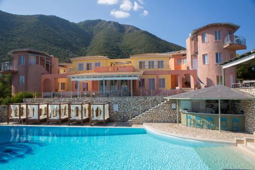 尼基亚娜红塔酒店的一座带游泳池和部分建筑的度假村